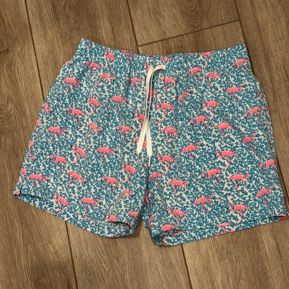 Chubbies Men’s Classic 5.5” Swim Trunk color “The Domingos are for Flamingos” M